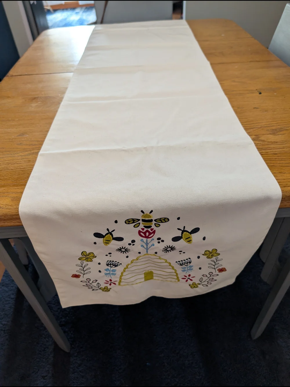 Beehive And Flowers Table Runner 16 X 72